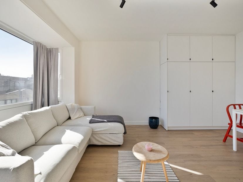 Ontdek deze charmante, recent gerenoveerde studio, gelegen op de 4de verdieping van Residentie Amymone, met lift. Zeer lichtrijk en ideaal gelegen in