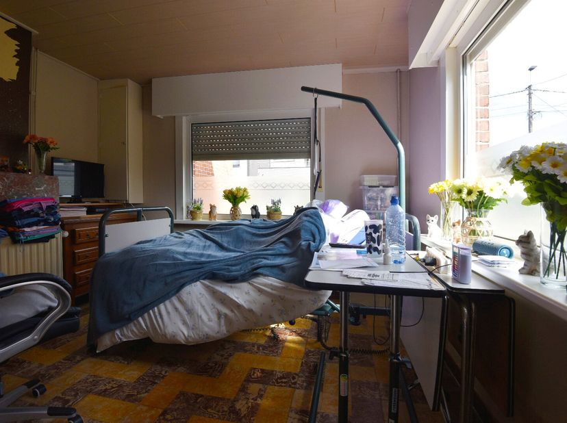 Halfopen bebouwing op 374 m² met :<br />
Gelijkvloers:<br />
- inkom<br />
- leefruimte<br />
- keuken<br />
- badkamer<br />
Verdiep:<br />
- 2 slaap