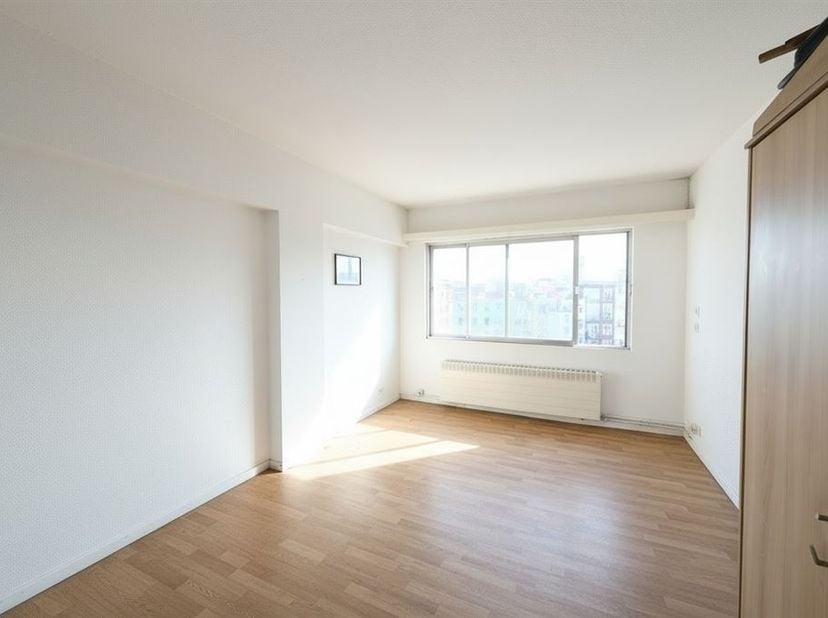 Etterbeek – Rue de Theux: <br />
Studio op het 5e verdiep van 23m² bestaande uit een inkomhal met kitchenette, doucheruimte met douche, toilet en was