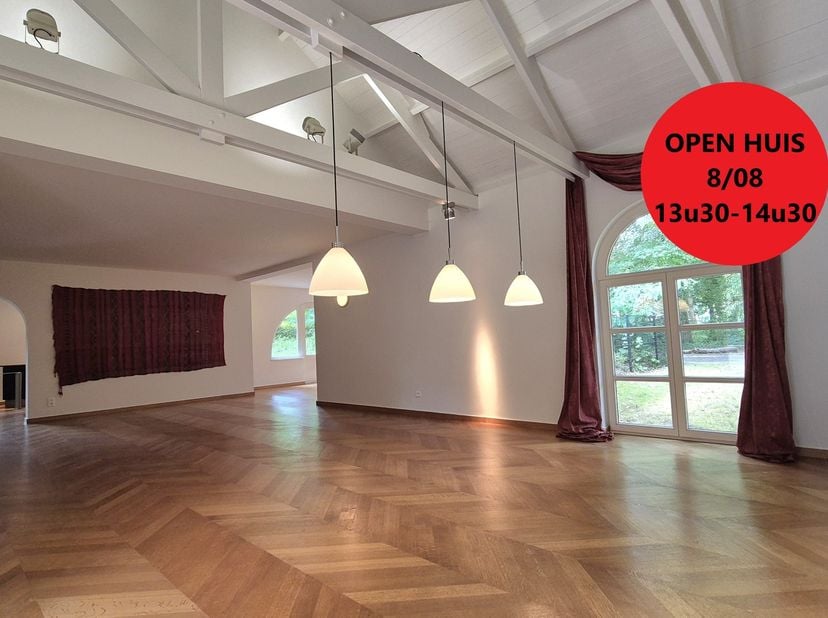 OPEN HUIS ZATERDAG 8/08 van 13.30u tot 14.30u.<br />
Verscholen in een prachtige, groene en residentiële omgeving vindt u deze stijlvolle alleenstaand