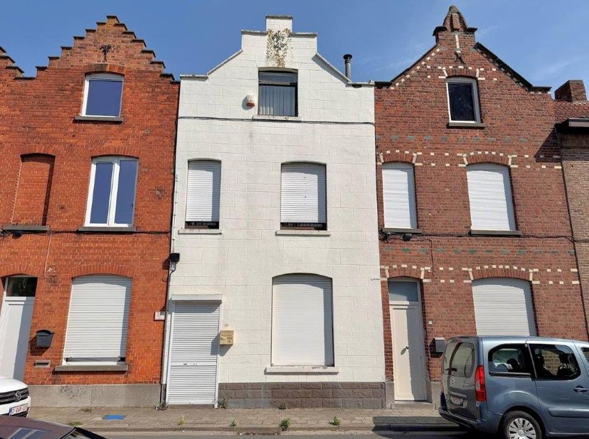Charmante gezinswoning gelegen aan een kindvriendelijk pleintje, ideaal voor gezinnen met kinderen. Op het gelijkvloers beschikt de woning over een in