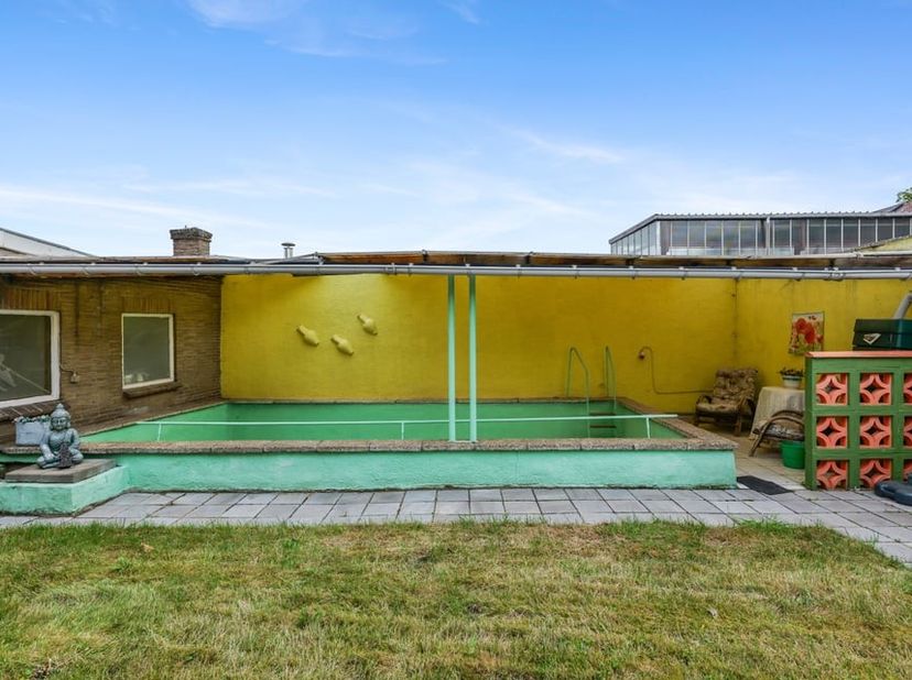 Gelegen aan de Viaductstraat 1 in Sint-Truiden, bevindt deze gelijkvloerse open bebouwing zich op een interessante locatie. De woning geniet van een v