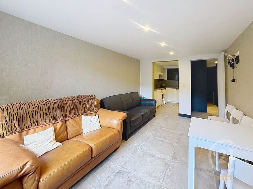 Ontdek dit appartement op een centrale ligging in Middelkerke, op wandelafstand van de zee. Gelegen op de -1 verdieping van een kleine en rustige resi