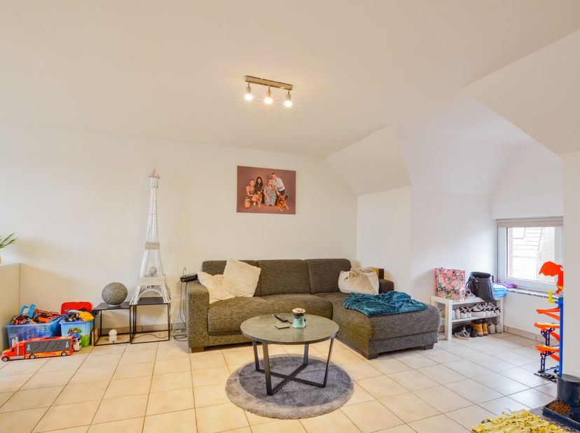Dit gezellig appartement van 80 m², gelegen in het hart van Eernegem, biedt een ideale mix van comfort en functionaliteit. Het beschikt over een gunst