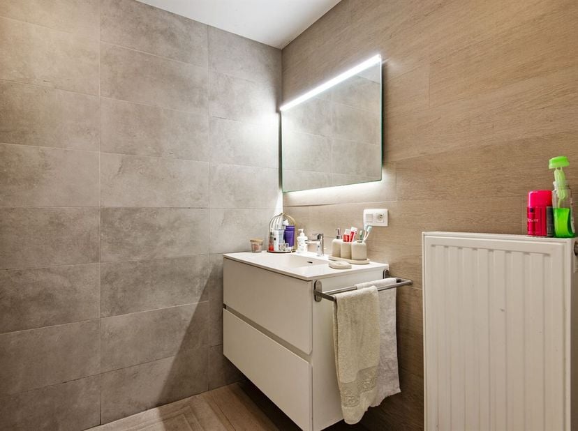 Appartement récent sur le toit avec 1 chambre à coucher et terrasse sud sur un emplacement de choix à Edegem !<br />
Situation : Situé dans le quartie