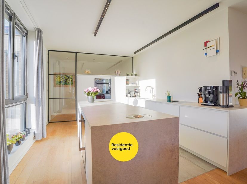 Aan het iconische Koningin Astridpark, in het historische centrum van Brugge, bevindt zich dit hoogwaardig afgewerkt appartement op de tweede verdiepi