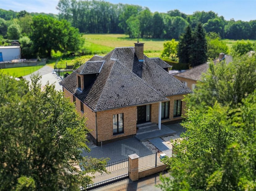 In een rustige en aangename straat in Erembodegem bevindt zich deze charmante villa op een mooi perceel van 942 m². De woning, gebouwd in 1979, biedt