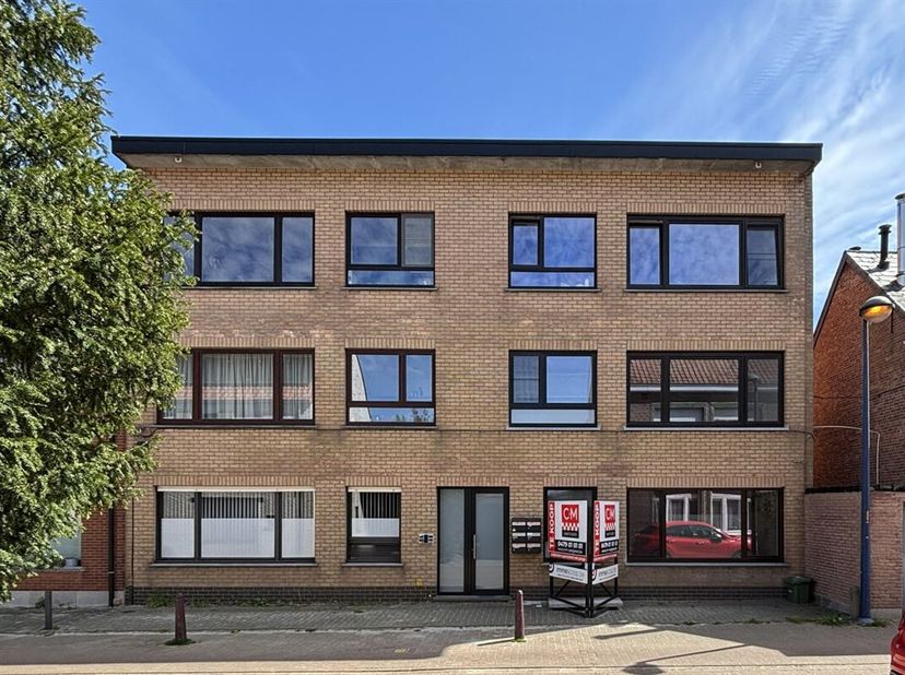 Charmant gelijkvloers appartement met twee slaapkamers en garage in Kontich, uiterst geschikt als eerste woonst of als investering!<br />
Dit gezellig