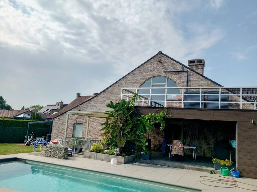 Op zoek naar een ruime woning met dat tikkeltje meer? Deze woning, gelegen op een vlotte verbindingsweg tussen Tienen en Aarschot biedt een dagelijks