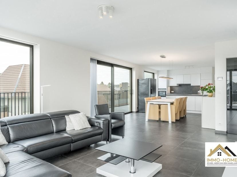 Vanuit dit prachtige penthouse bent u vanaf dag 1 ook de eigenaar van de volledige skyline van Wachtebeke-centrum. De bijzonder lichtrijke leefruimte