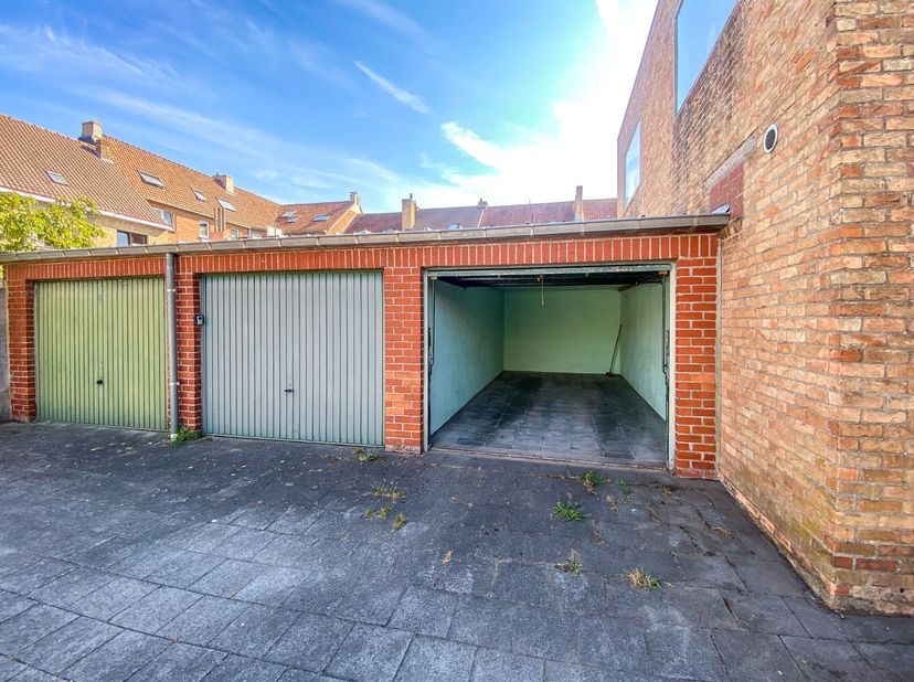 Bovengrondse garage te huur in Nieuwpoort-Stad. Garage uitgerust met kantelpoort. Droge garage voorzien van recent vernieuwde dakbedekking. Huurprijs:
