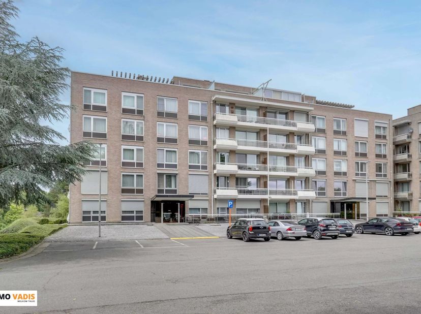 Dit prachtig onderhouden appartement, gelegen aan de Tweevoetjesweg 10 bus 50 in Bilzen-Hoeselt, combineert comfort, ruimte en een uitstekende ligging