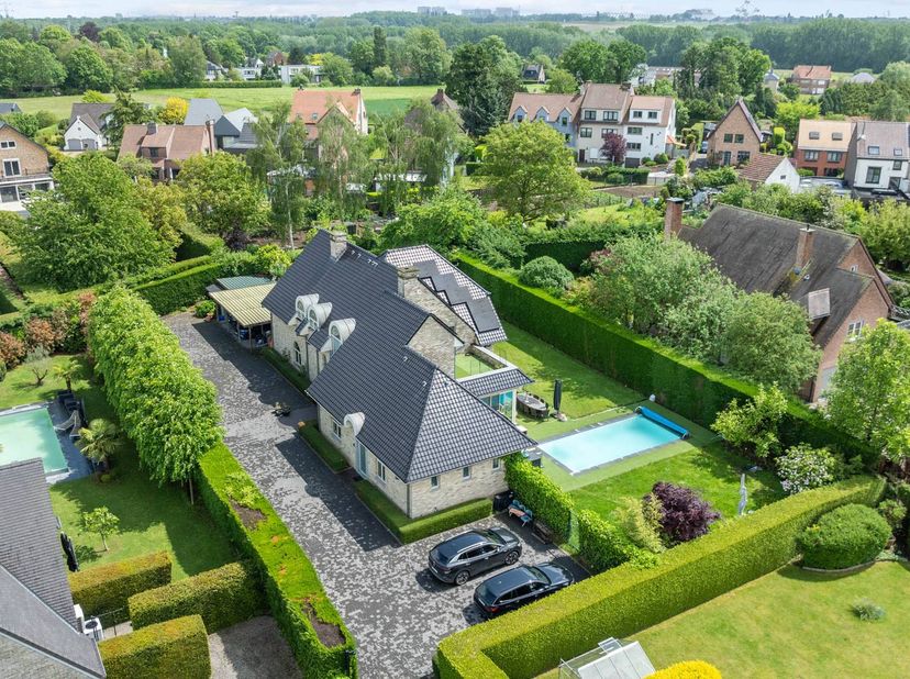 Deze exclusieve, vrijstaande villa in landelijke stijl in Wemmel straalt pure klasse uit. Met een royale bewoonbare oppervlakte van 526 m² en een supe