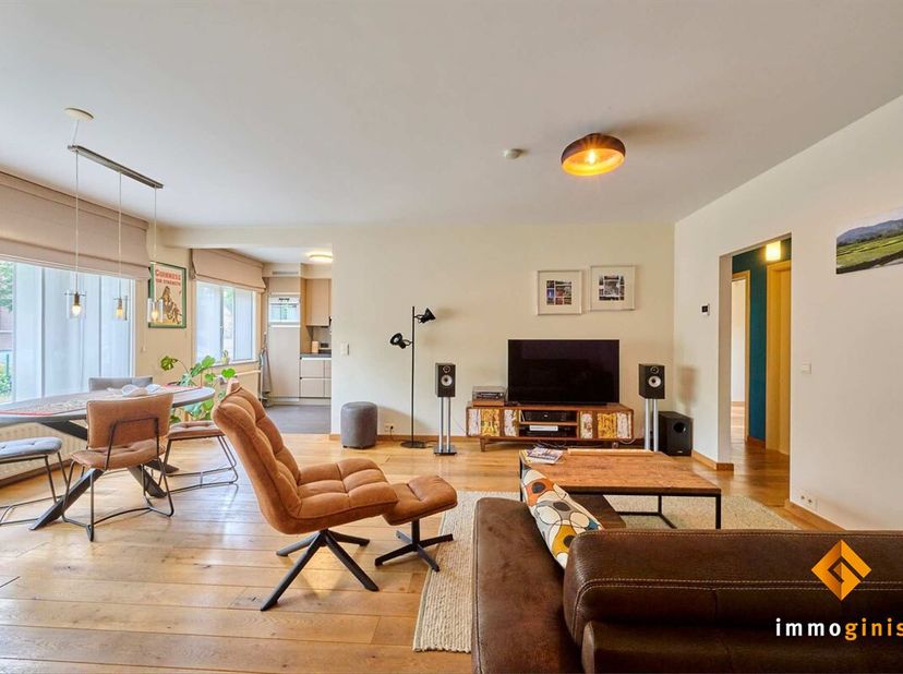 Dit gezellige, gelijkvloerse 2 à 3-slaapkamerappartement is gelegen in het centrum van Hamont!<br />
Indeling; inkomhal, berging, ruime woonkamer met