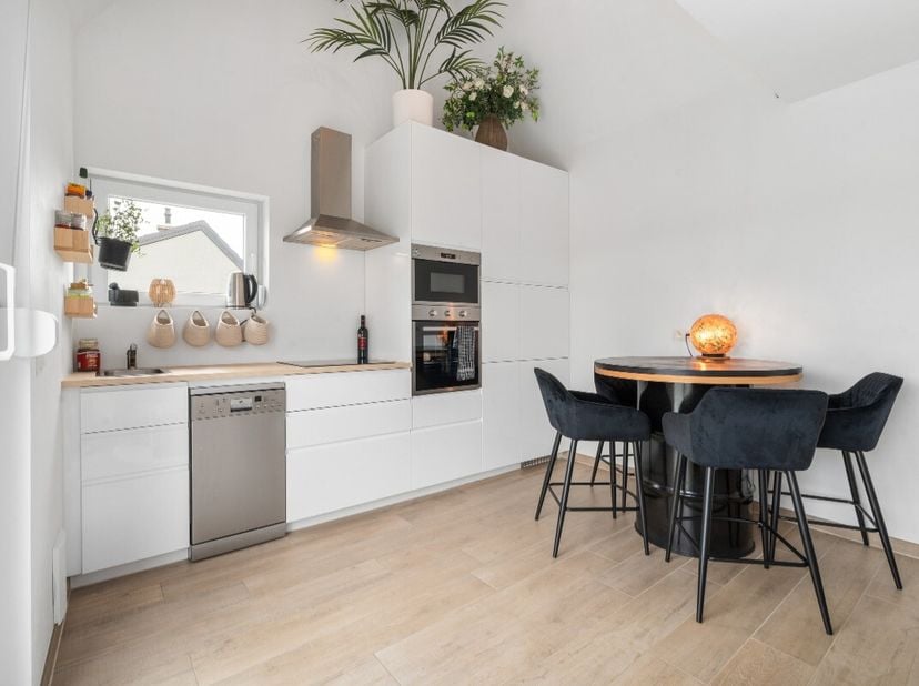 Deze gezellige en compacte woning werd met oog voor kwaliteit vernieuwd tussen 2024/2025 en is perfect voor wie zorgeloos wil wonen. Dankzij het gunst
