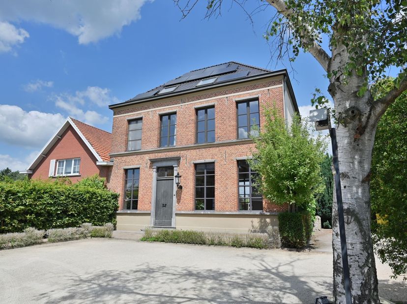 Een prachtige herenwoning gelegen te Booischot. Nabijheid van Heist centrum, openbaar vervoer, scholen en lokale handelaars.  Een woning waar karakter