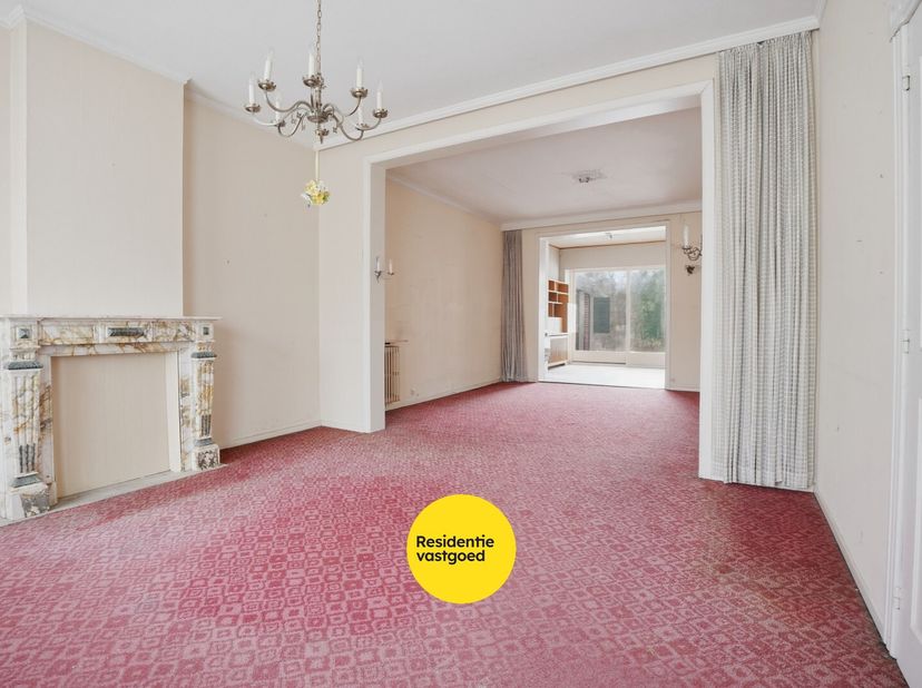 Te renoveren woning met veel op potentieel op topligging. Op een uitstekende locatie langs de Kaaiplaats in Veurne bevindt zich deze ruime woning met