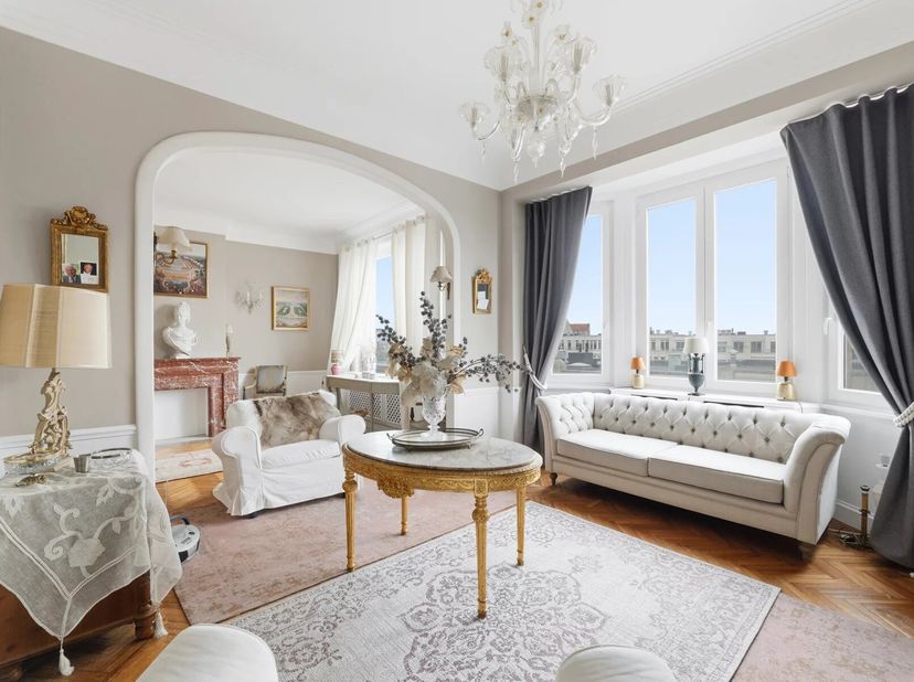 Victoire Junot vous propose, à proximité immédiate de la prestigieuse place Brugmann, ce lumineux appartement comprenant deux chambres et un bureau po