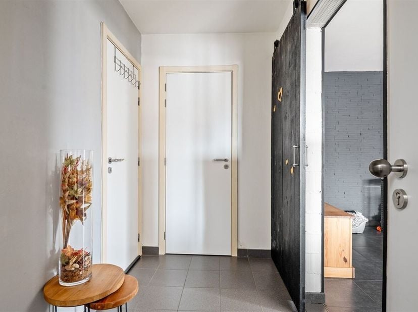 Instapklaar appartement (65 m²) met 1 slaapkamer en terras<br />
Ligging:<br />
Dit appartement is gelegen in de Dichtersstraat in Wilrijk, een rustig