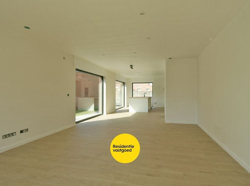 Welkom in de Grote Noordstraat 32 te Hooglede, een moderne nieuwbouwwoning die comfort, energiezuinigheid en hedendaagse technieken perfect combineert