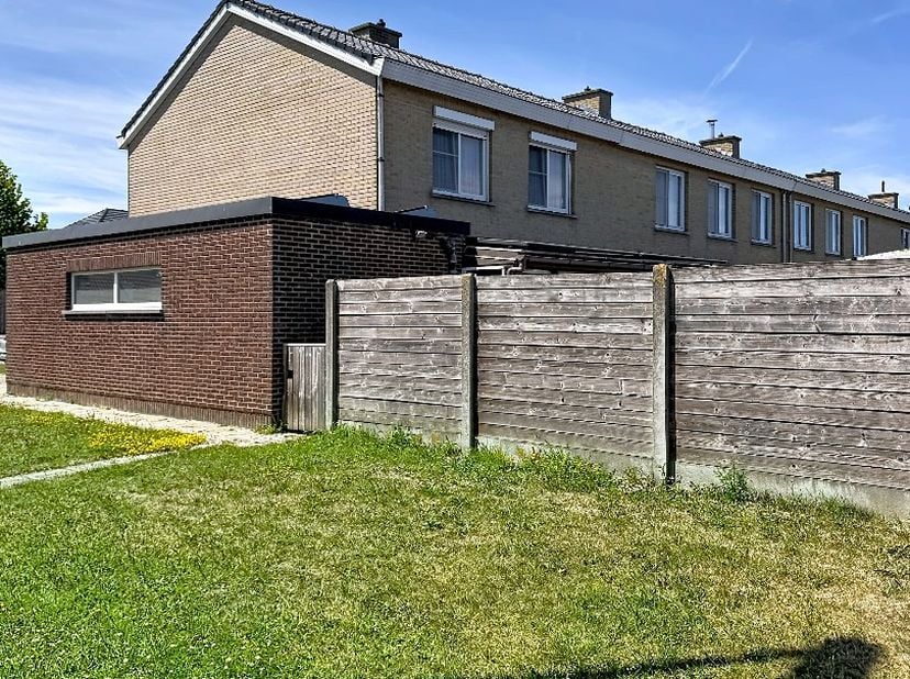 Deze woning is gelegen op een grondoppervlakte van 171 m² en bestaat uit: inkomhal - toilet - living - keuken - berging - veranda - wasplaats - garage