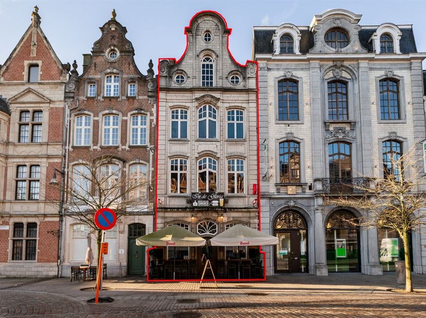Gelegen op de Grote Markt, bevindt dit karaktervolle pand zich in het absolute hart van Lier, omringd door historische charme en horeca. Deze topliggi