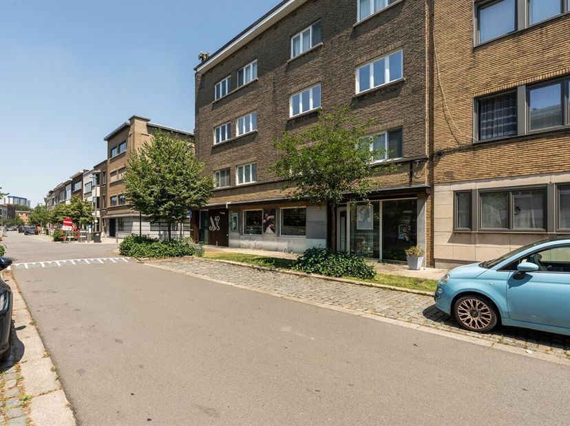Local commercial polyvalent de 128 m² à vendre dans le quartier des Expositions. Idéal pour les professions libérales<br />
Ce spacieux local commerci