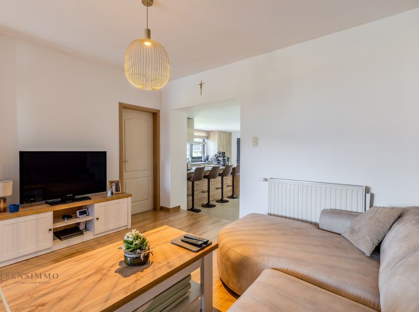 Zoekt u een modern afgewerkte woning waar u direct in kunt trekken? Deze charmante gezinswoning is in 2024-2025 grondig gerenoveerd en combineert eige