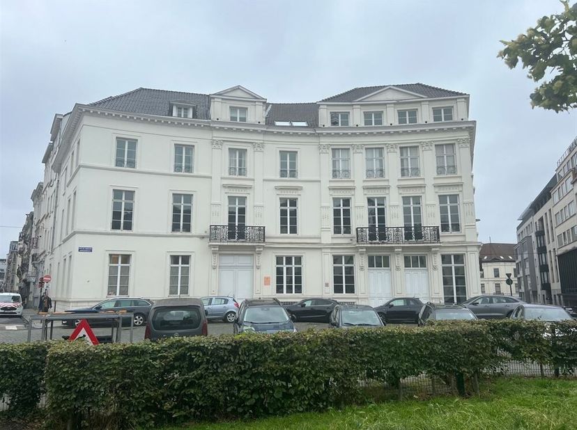 Appartement duplex d'une chambre dans un bel immeuble récent &amp; sur la célèbre place des Barricades. Actuellement, l'appartement est divisé en un espac