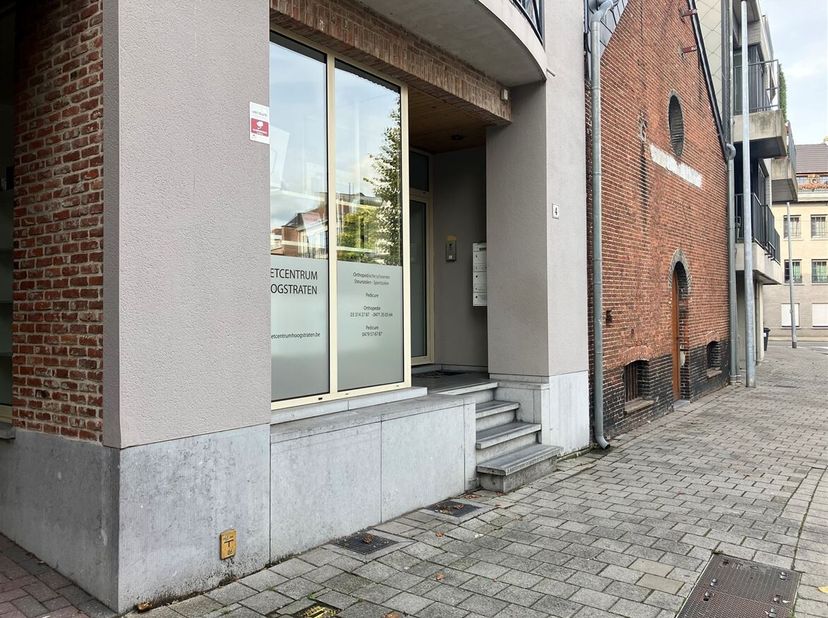 Belle propriété commerciale à louer, 60 m² dans le centre animé de Hoogstraten !<br />
Situation : Immeuble commercial bien situé dans le centre de Ho