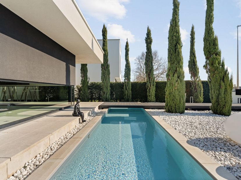 Deze sfeervolle villa, met een weids uitzicht op het Albertkanaal, bezit een compacte elegantie van 158m² bewoonbare oppervlakte (volgens opgave EPC)