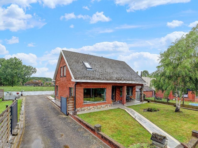 À vendre : maison ouverte située Vlooibergstraat à Tielt-Winge, avec vue dégagée et cadre rural.Construite en 1965, cette maison offre un environnemen