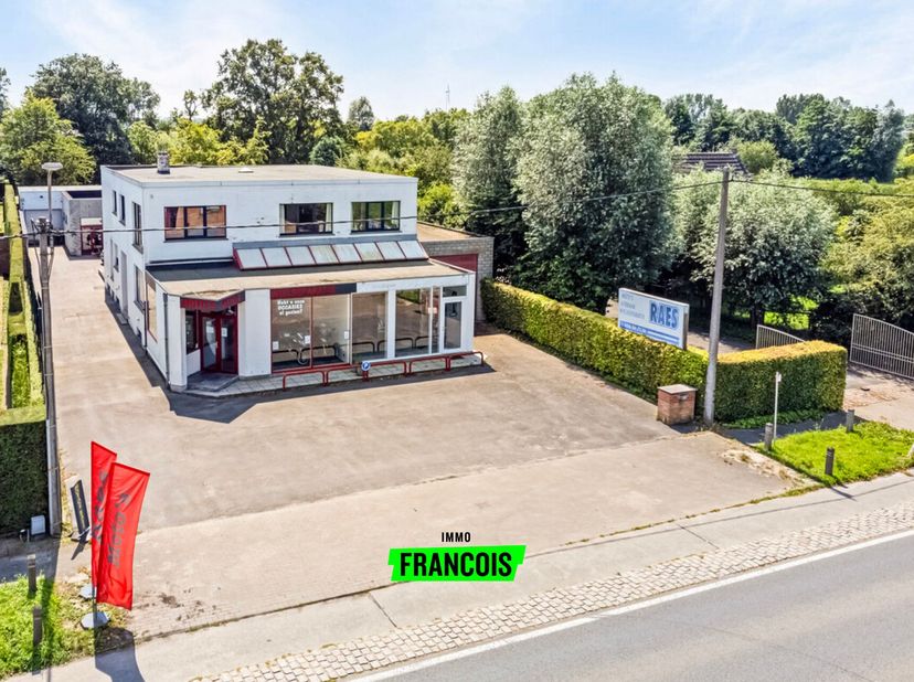 Vous cherchez un bien où vous pouvez parfaitement combiner votre entreprise avec un cadre de vie confortable ? Ce bâtiment polyvalent à Loppem offre a