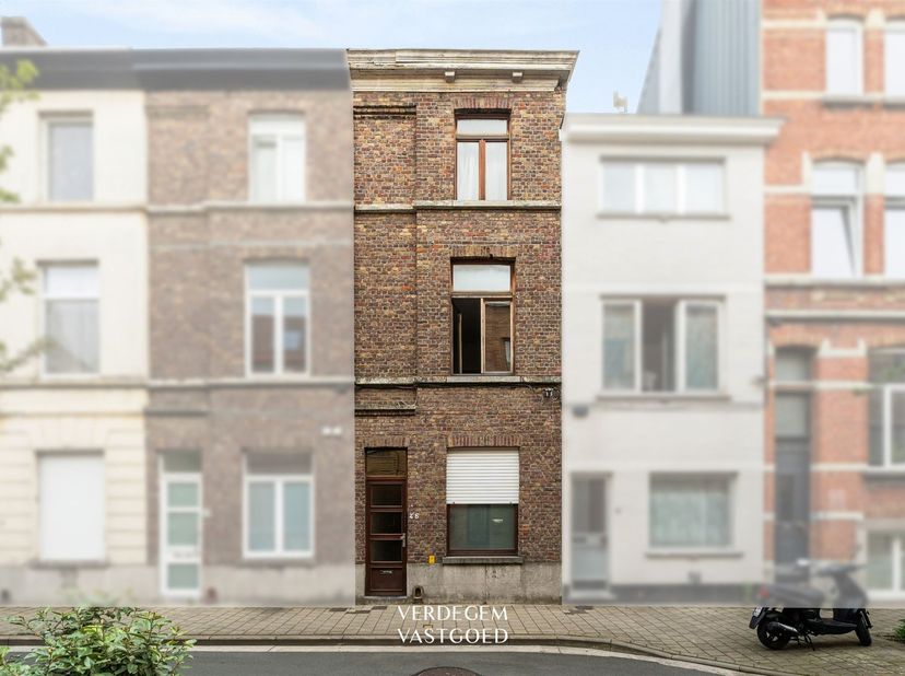 Deze stadswoning ligt in de Spiegelhofstraat, op wandelafstand van het Groene Valleipark en tussen de Watersportbaan en de Coupure. <br />
Groen en r