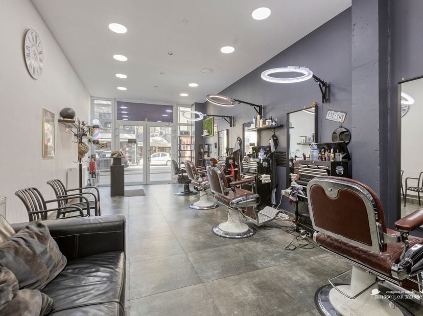 Bien professionnel à vendre à Stationsstraat 80,
                    3970 Leopoldsburg