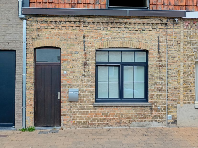 Te renoveren kleine woning te koop voor 143000€. <br />
De woning bestaat uit :<br />
<br />
Gelijkvloers : keuken, leefruimte, bureau, badkamer<br />