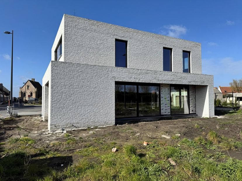 Deze nieuwbouwwoning is gelegen te Zande en bestaat uit: <br />
<br />
Gelijkvloers: inkomhal - gastentoilet - lichtrijke living met open ingerichte k