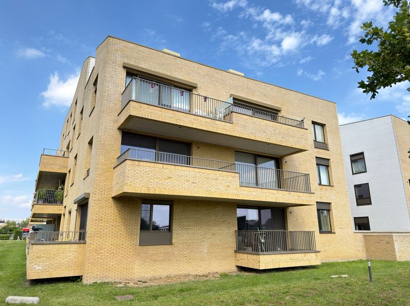 UITSTEKEND ONDERHOUDEN, LUMINEUS, RECENT EN ENERGIEZUINIG APPARTEMENT MET 2 SLAAPKAMERS, TERRAS (MET PRACHTIG VERZICHT), KELDER EN BINNEN-AUTOSTAANPLA