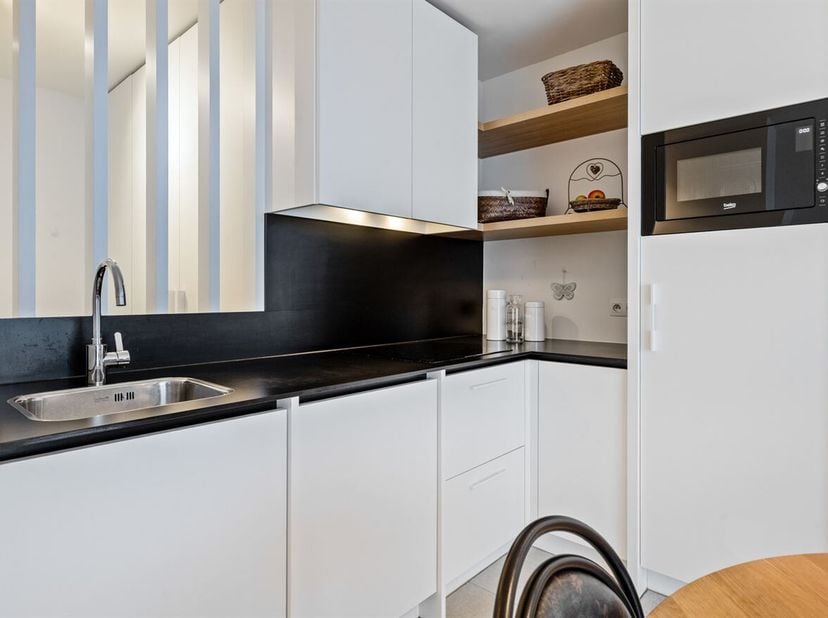 Ligging: Deze nieuwe serviceflat is centraal en gunstig gelegen in een prachtig nieuw complex in Borsbeek. In de nabije omgeving van verschillende sch