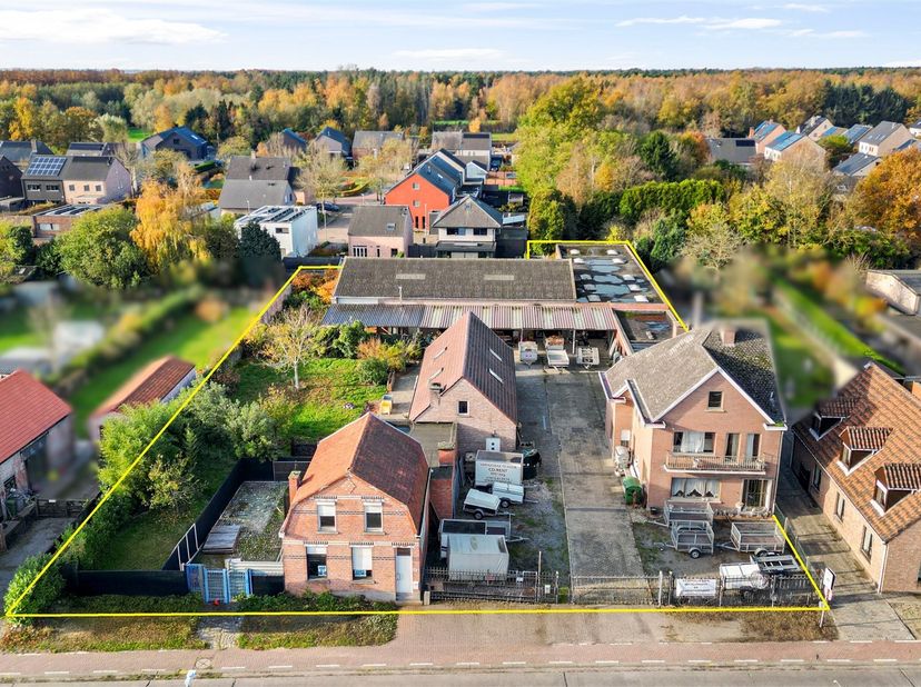 Stekene, Hellestraat 189-191: groot geheel met 2 woningen en groot magazijn op 3.670m².<br />
<br />
Op de grond staat een oude afbraakwoning vooraa