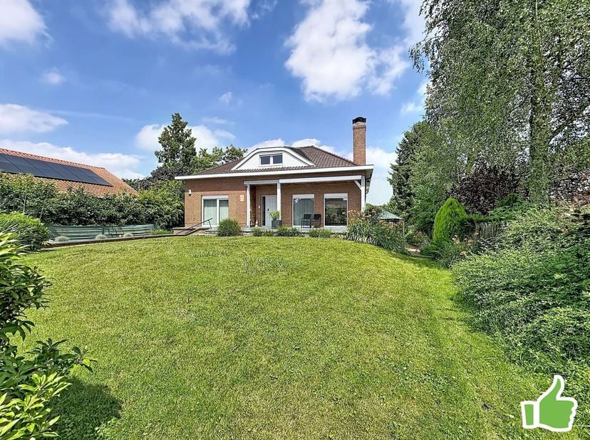 Située dans le très prisé Clos de la Malcense à Luingne, au coeur d'un quartier résidentiel calme et recherché, cette superbe villa 4 façades de const