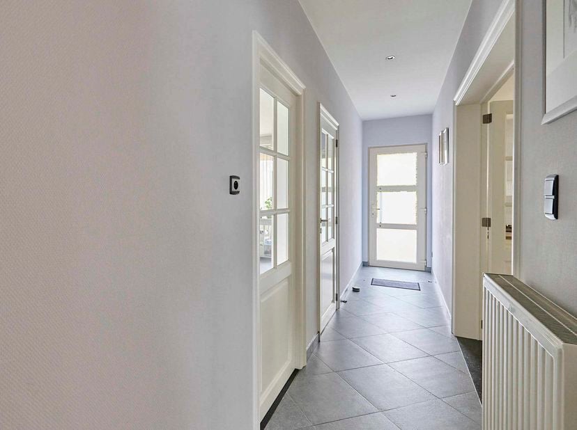 Ruime villa met 3 slaapkamers en mogelijkheid tot beroep aan huis in hartje Eksel<br />
In het hart van Eksel vinden we deze verrassend ruime vrijstaa