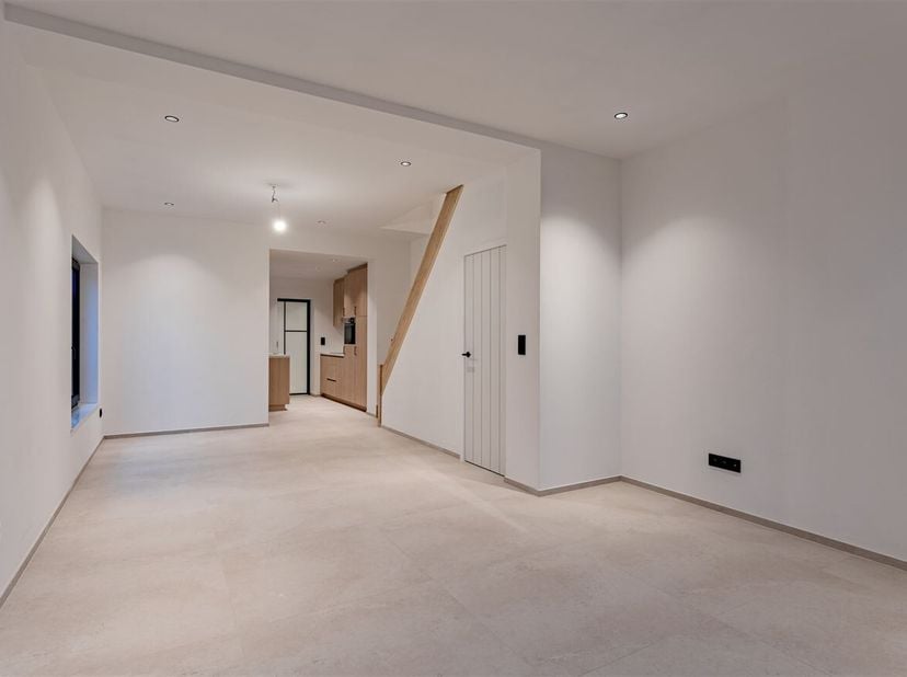 Charmante Gerenoveerde woning met 2 slaapkamers.<br />
Ligging: Deze woning is centraal gelegen in het hart van Lommel. Dankzij deze gunstige ligging