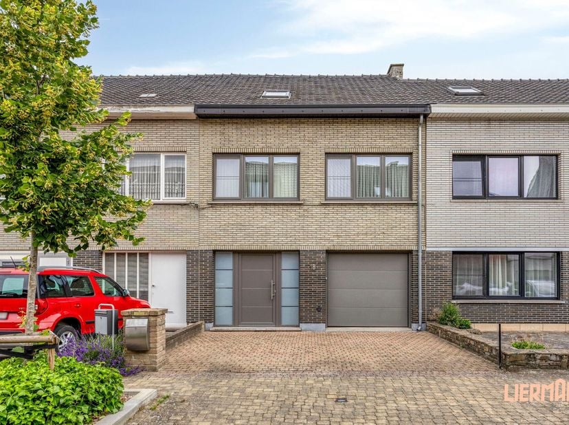 - Bezoekdag: ZA 20/06 (VM) - enkel op afspraak - 053 89 99 66 -<br />
Rustig gelegen net buiten de stadsring van Aalst, maar toch op slechts een steen