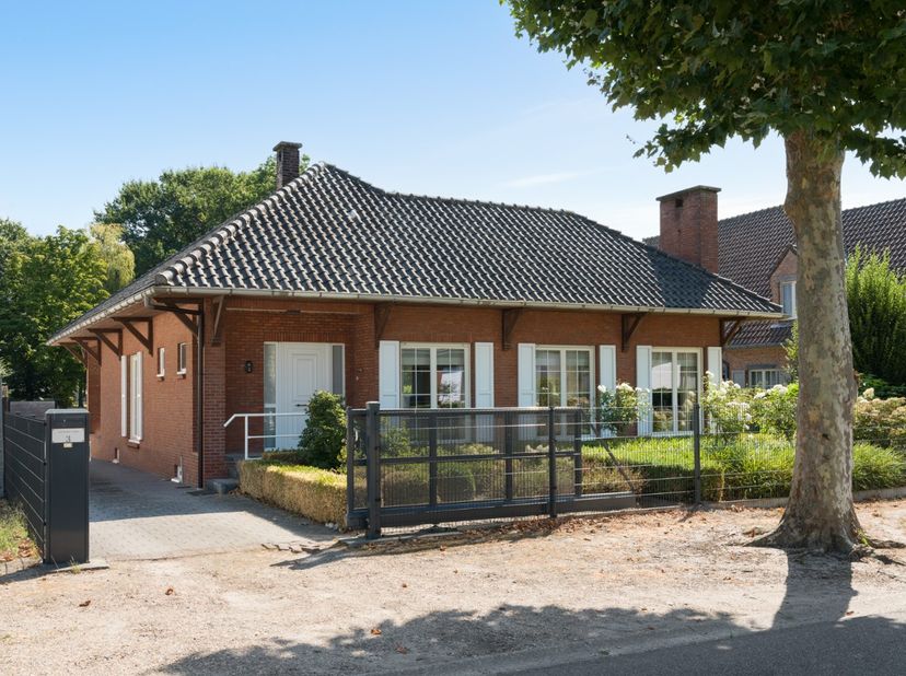 Deze instapklare, vrijstaande laagbouw woning is geweldig gelegen, midden in het groen. Het Moretusbos ligt op wandelafstand en het is hier dan ook er
