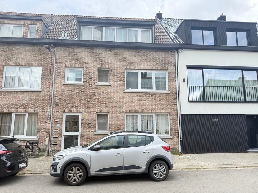<br />
<br />
<br />
<br />
<br />
<br />
2 slaapkamer appartement met zeer groot terras en garagebox!<br />
Locatie<br />
Elzenlaan 40 ligt in een ru