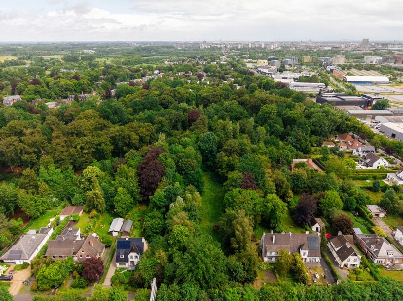 Situation :<br />
Ce terrain à bâtir de 1 527 m² est situé dans un emplacement extrêmement central à Sint-Denijs-Westrem, plus précisément au 40, aven