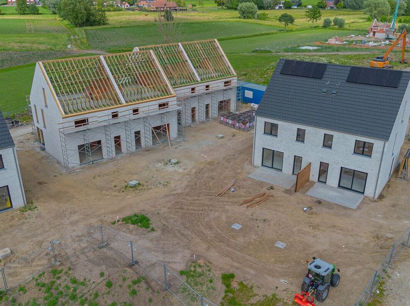 En entrant dans cette maison moderne de construction récente, vous êtes accueillis dans un hall d'entrée spacieux avec des toilettes séparées pour les