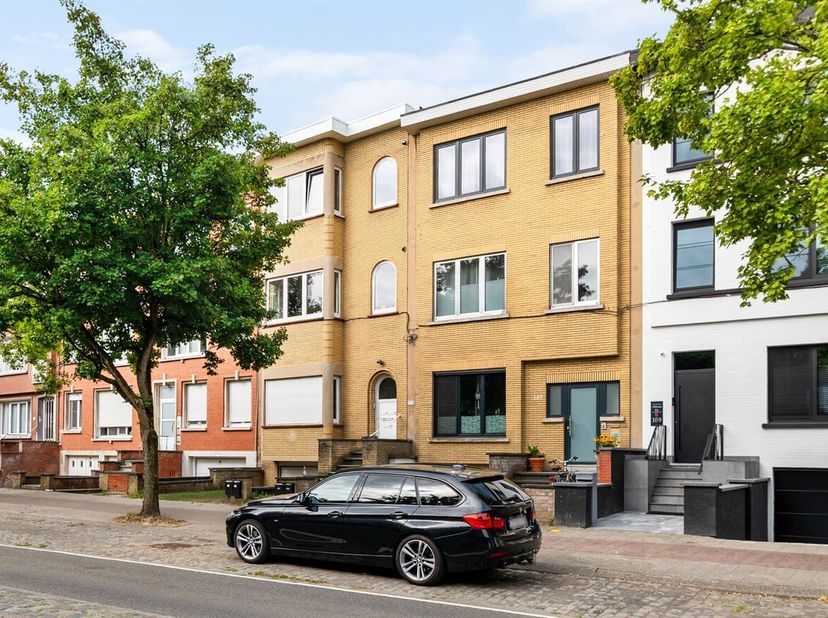 Instapklaar appartement voorzien van 1 slaapkamer op toplocatie te Mortsel<br />
!<br />
Ligging: Gelegen in één van de meest gegeerde straten van Mor