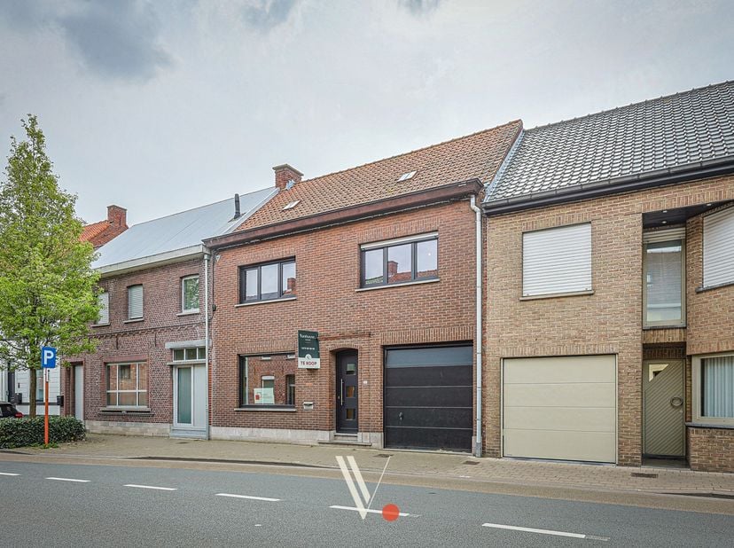 Deze robuuste en verrassend ruime woning bevindt zich in het centrum van Izegem, op korte afstand van belangrijke invalswegen, scholen en het winkelce